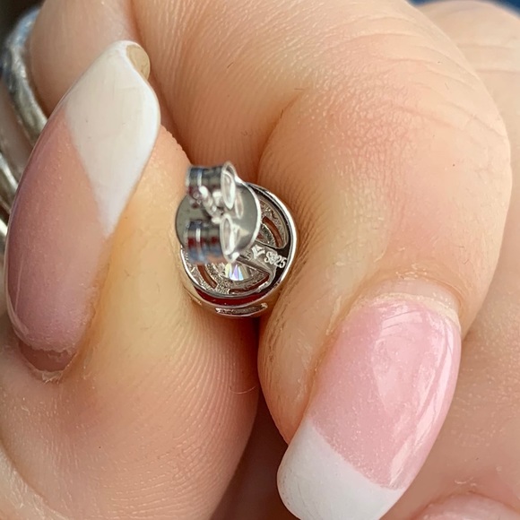 Stunning 1.50 TCW Moissanite halo earrings - Picture 4 of 6